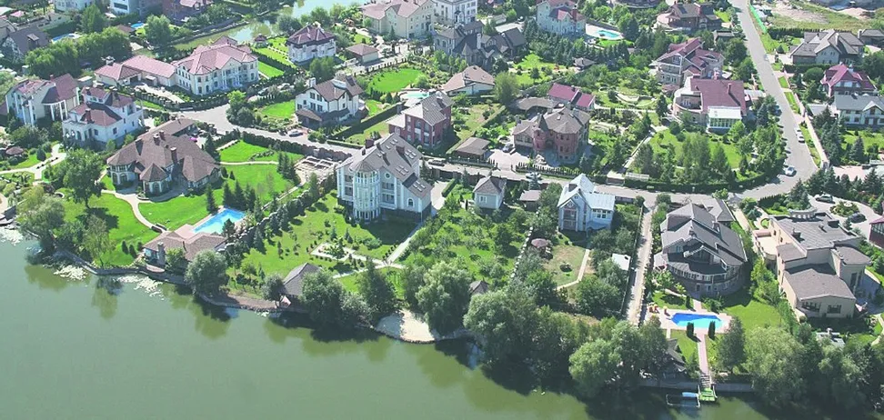 Конча-Заспа і Пуща-Водиця: Екологічні Лідери Києва 1 Мікрорайон вирізняється найчистішим довкіллям, розвитком зелених насаджень і відсутністю значних забруднень