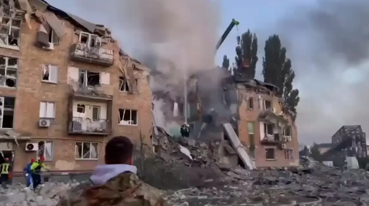 Київ під обстрілом: ніч терору та незламності 1 Зараз у Києві триває розбір завалів звичайного житлового будинку після російського удару