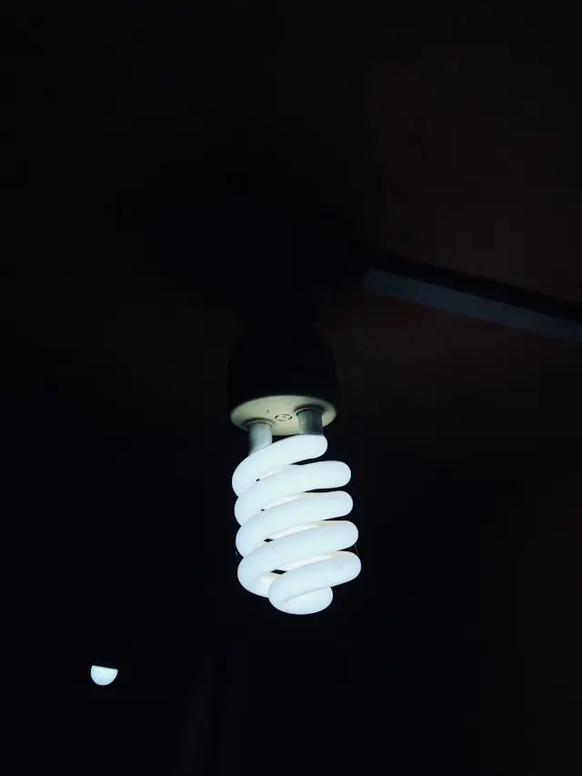 Економія на комунальних послугах для мешканців Києва 2 LED-лампи