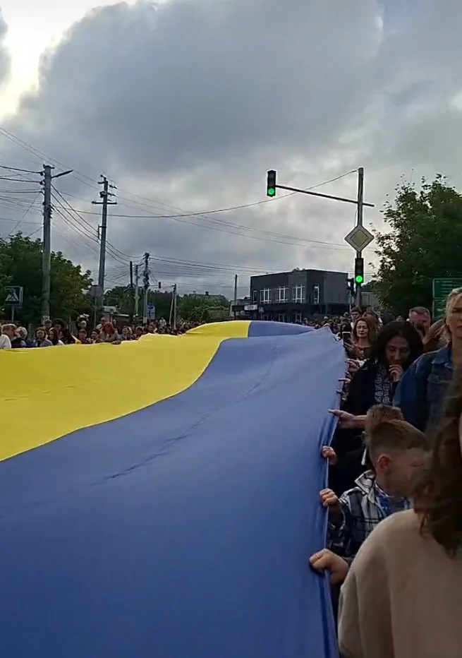 У Гатному розгорнули величезний прапор України до Дня Державного Прапора 1 Прапор довжиною на цілу вулицю