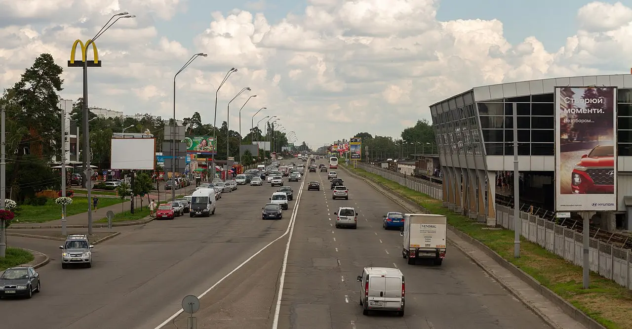 Ремонт Броварського проспекту у Києві: важливі деталі для водіїв 1 Докладніше
Броварський проспект біля станції метро «Дарниця»
