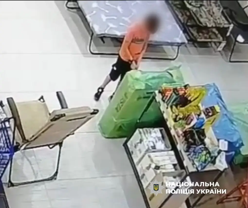 У Києві шестирічний хлопчик спричинив пожежу в гіпермаркеті: батьків оштрафують 1 У Києві 6-річний хлопчик влаштував пожежу в гіпермаркеті — поліцейські притягнули батьків малолітнього до відповідальності