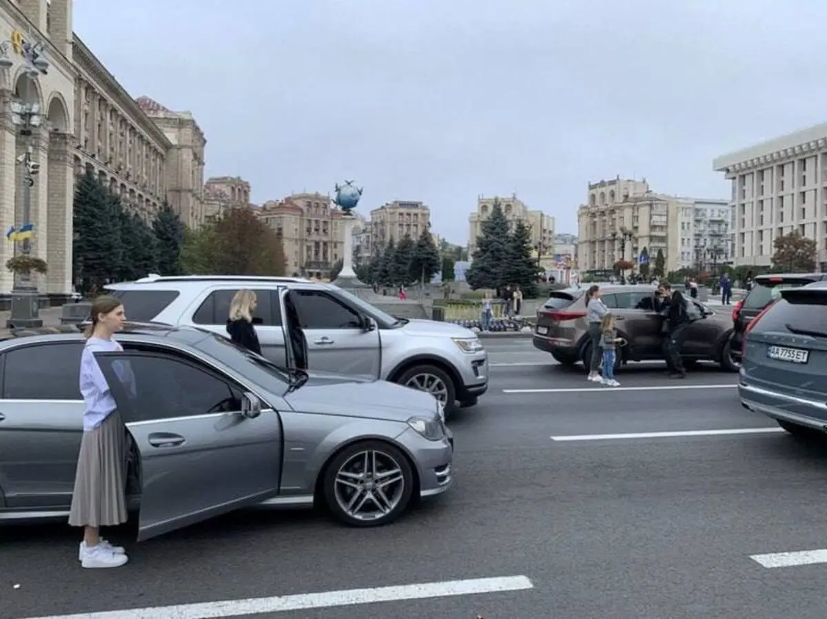 Київ вшановує героїв щодня о 09:00 1 Щодня о 09:00 рух на вулиці Хрещатик перекриватимуть під час загальнонаціональної хвилини мовчання