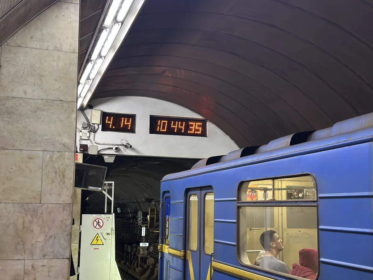 Вечірні інтервали руху поїздів у Київському метрополітені 1 Київський метрополітен: Як змінюється інтервал руху поїздів вечорами?