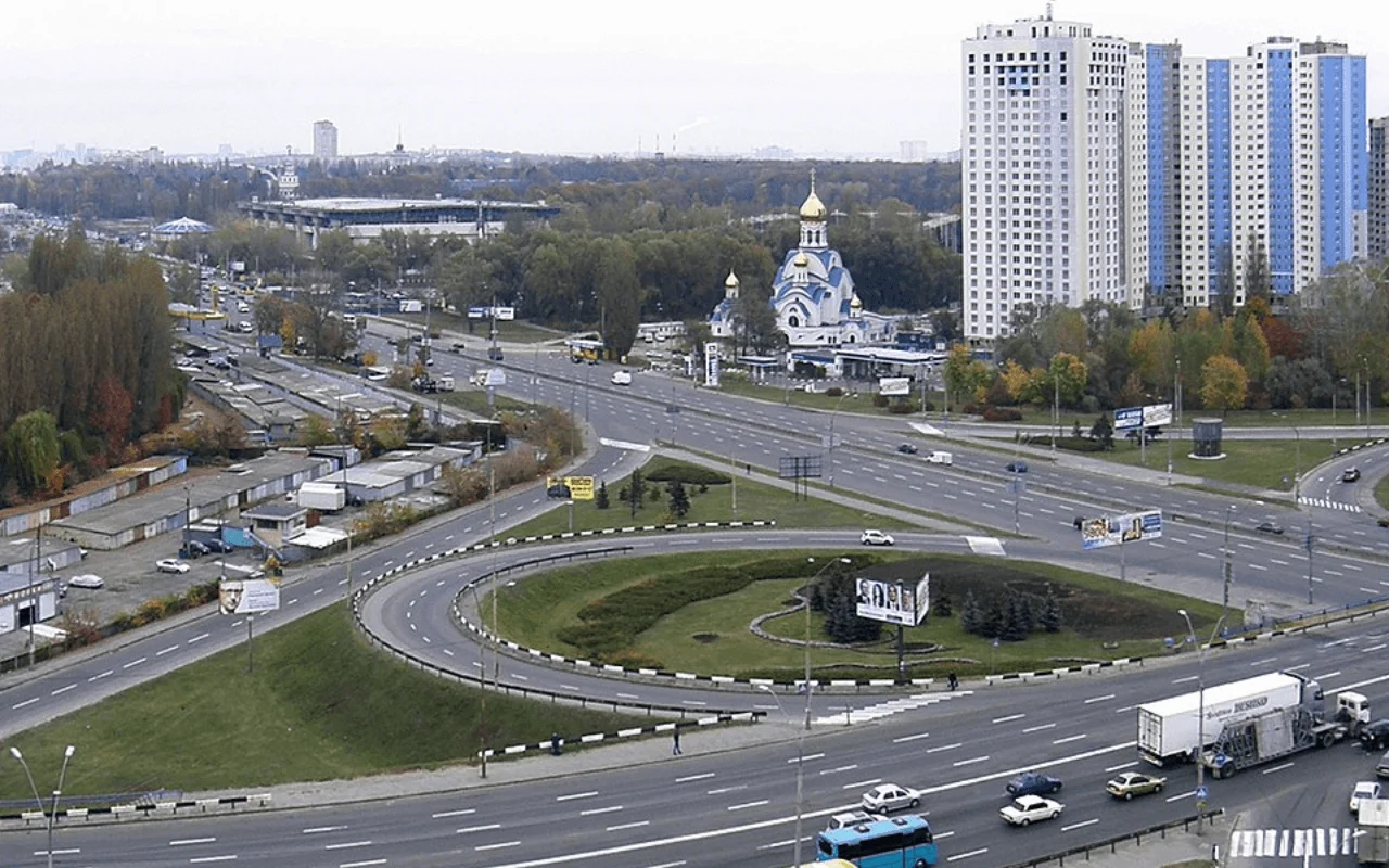 Віддаленість південних районів Києва як виклик для жителів 1 Одеська площа — площа в Голосіївському районі міста Києва, житловий масив Теремки-І. Розташована між проспектом Академіка Глушкова, вулицями Академіка Заболотного, Теремківською та Кільцевою дорогою.
