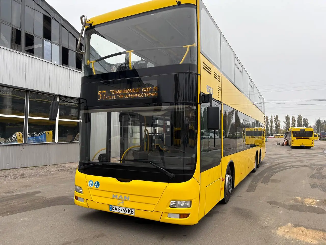 Двоповерховий автобус у Києві 2 Автобус обладнаний 83 місцями для сидіння: 28 – на першому поверсі та 55 – на другому. Крім того, передбачено 45 місць для стоячих пасажирів винятково на першому поверсі.