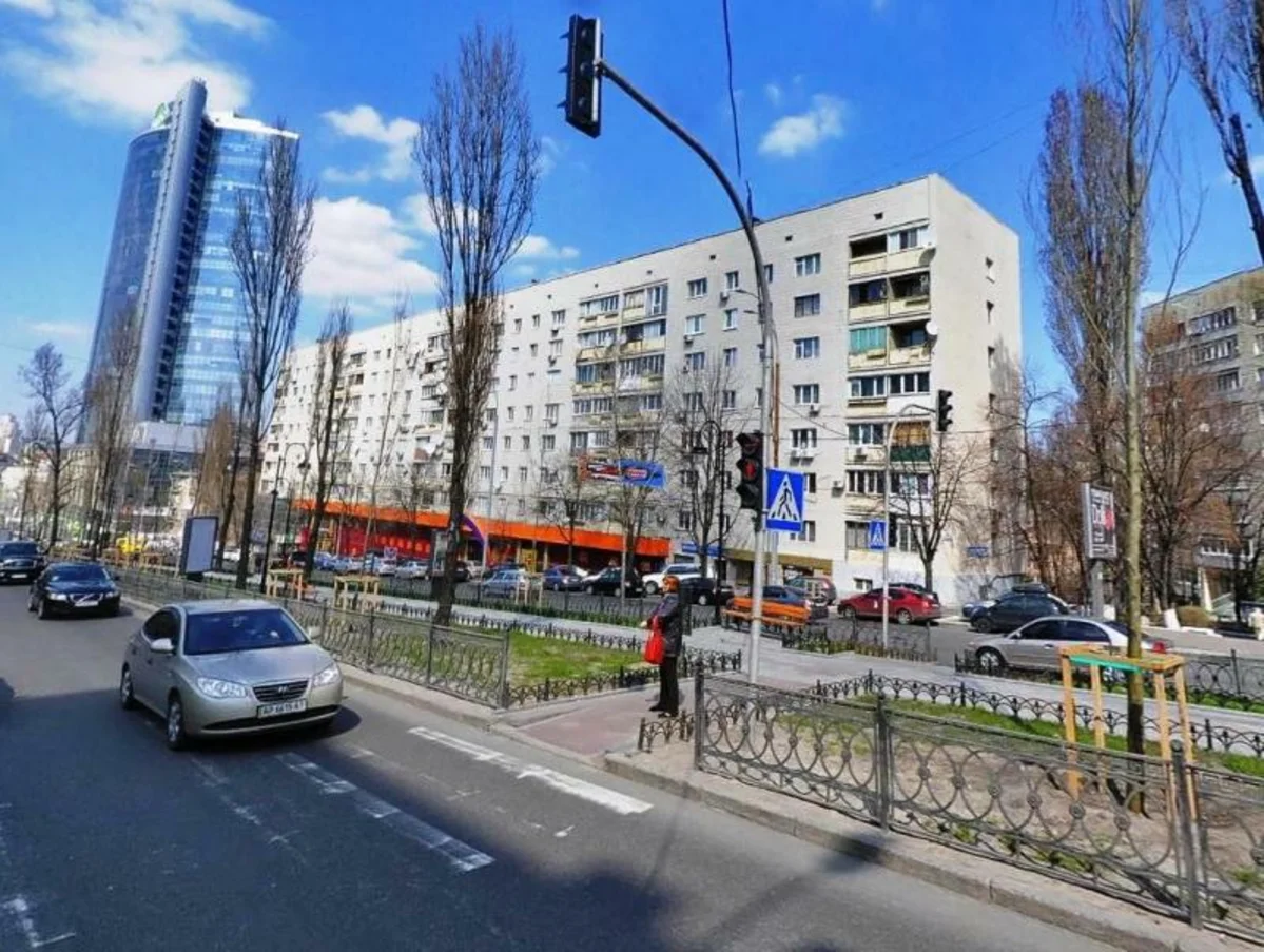 Обмеження руху на бульварі Лесі Українки у Києві 1 Бульвар Лесі Українки — бульвар у Печерському районі міста Києва, місцевості Печерськ, Черепанова гора. Пролягає від стику вулиць Басейної, Шовковичної, Госпітальної та Мечникова до бульвару Миколи Міхновського.